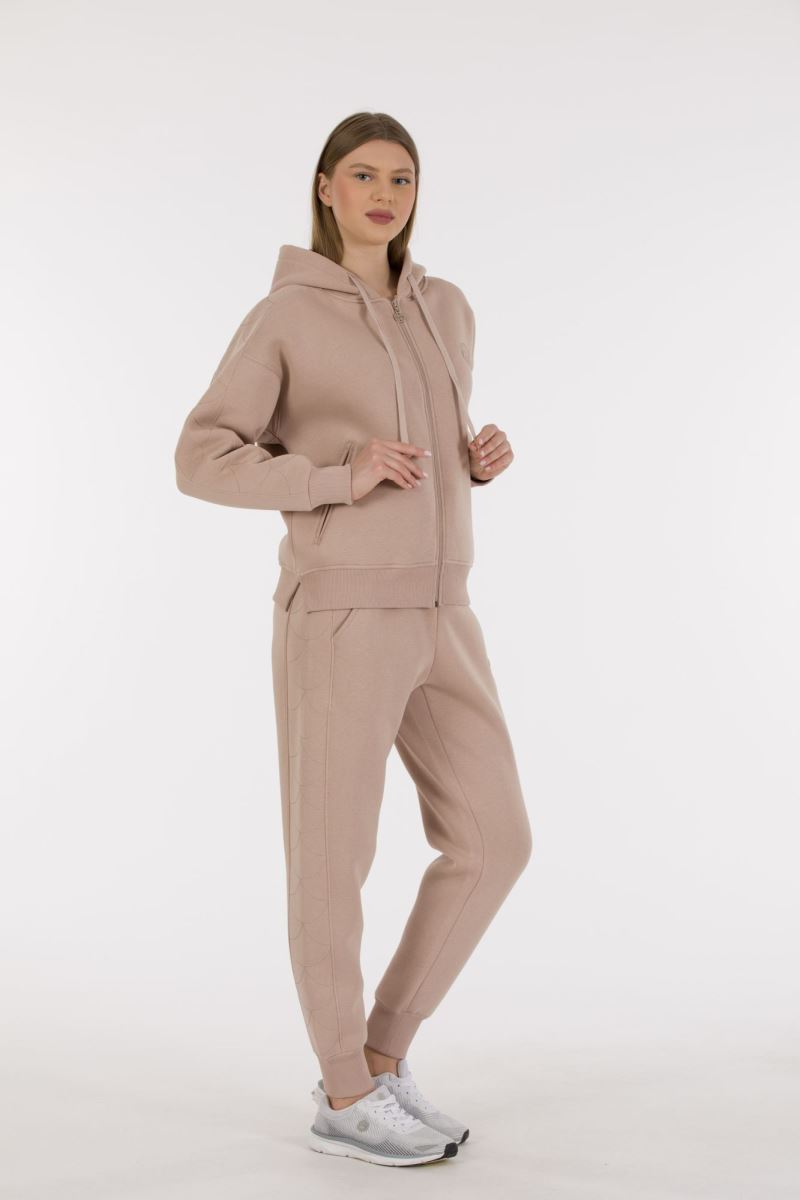 THREE YARN  TRACKSUIT