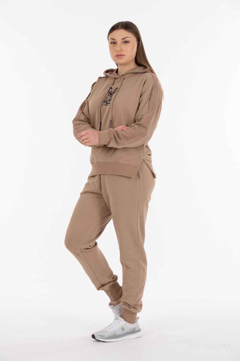 THREE YARN TRACKSUIT