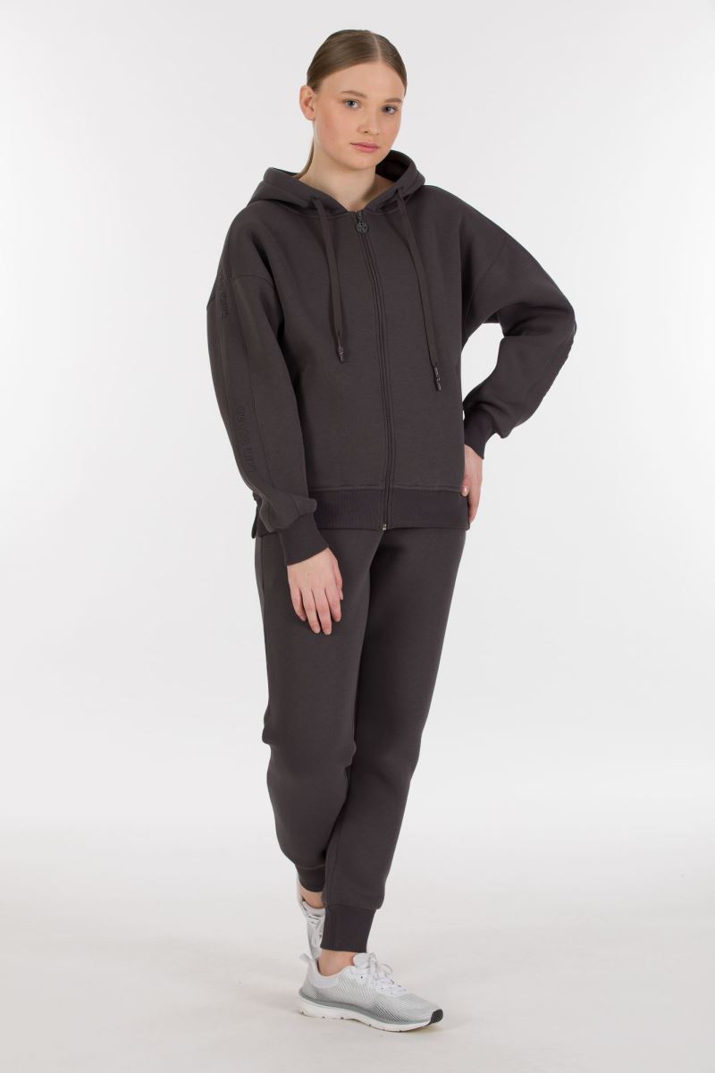 THREE YARN  TRACKSUIT