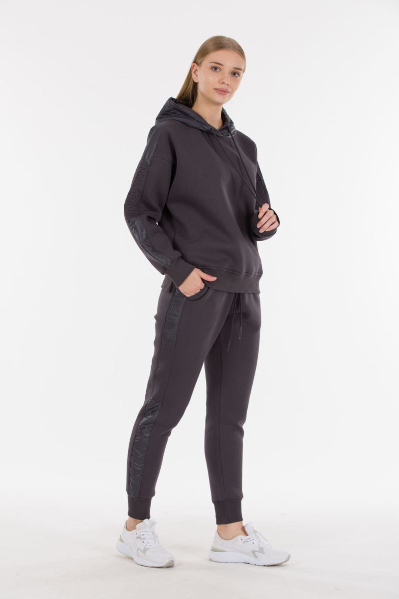 THREE YARN  TRACKSUIT