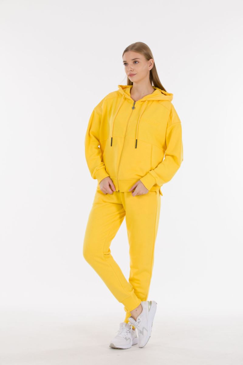 THREE YARN  TRACKSUIT