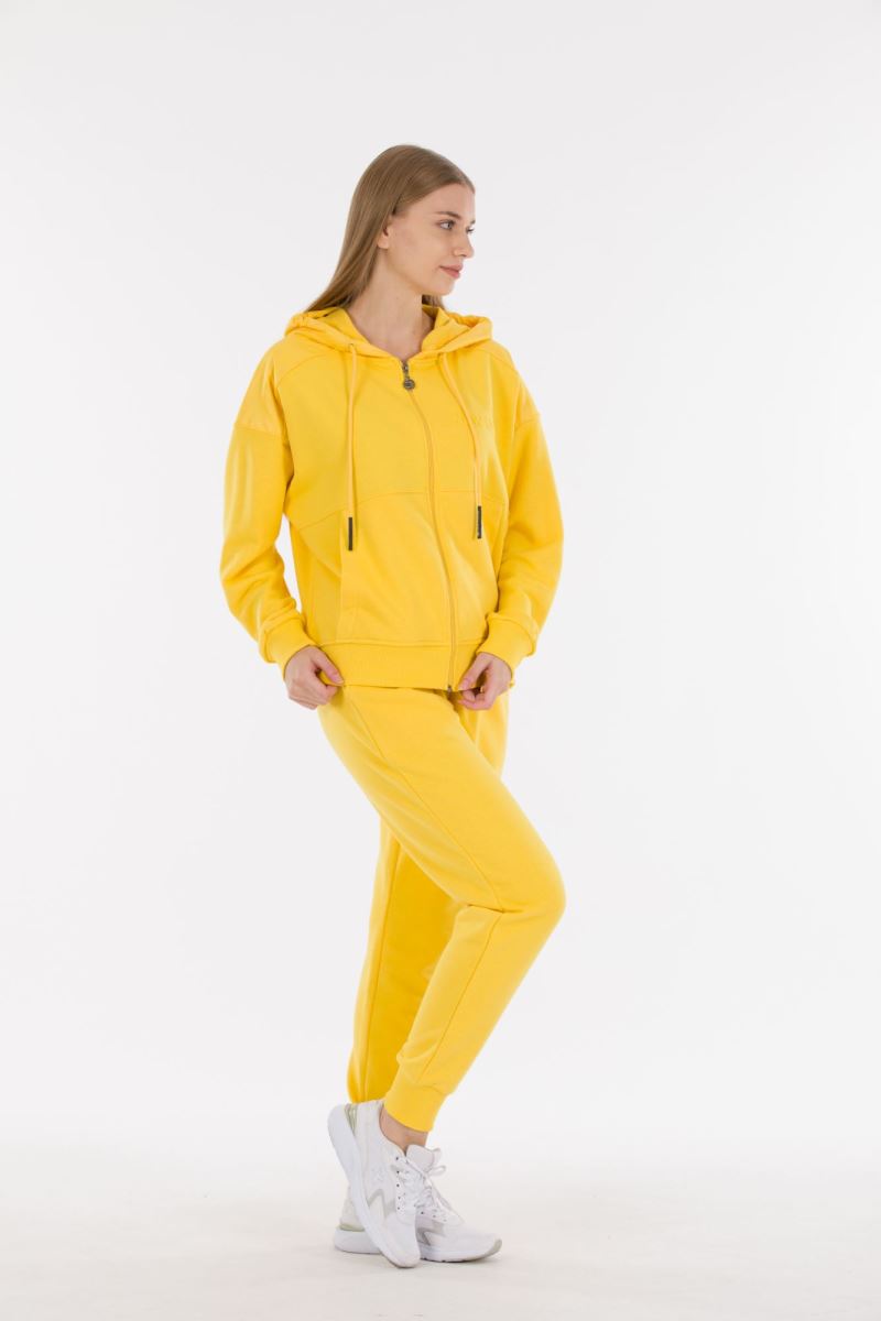 THREE YARN  TRACKSUIT